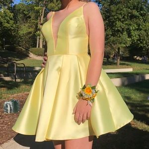 Gorgeous yellow homecoming dress💛
